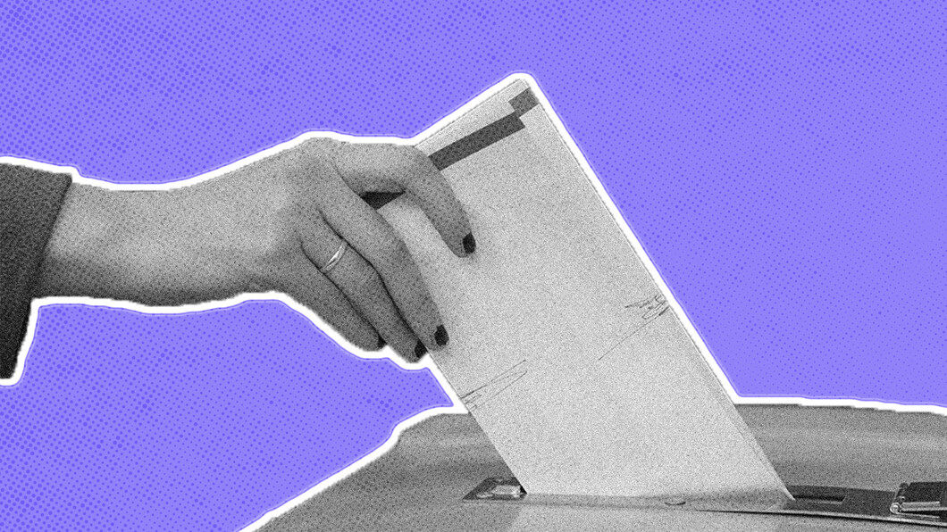 Paarse achtergrond met een uitgesneden zwart-wit foto van een hand met een stembiljet in een container