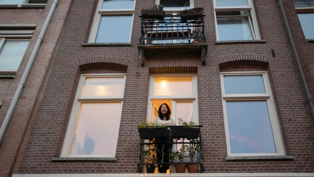 woning persoon op balkon