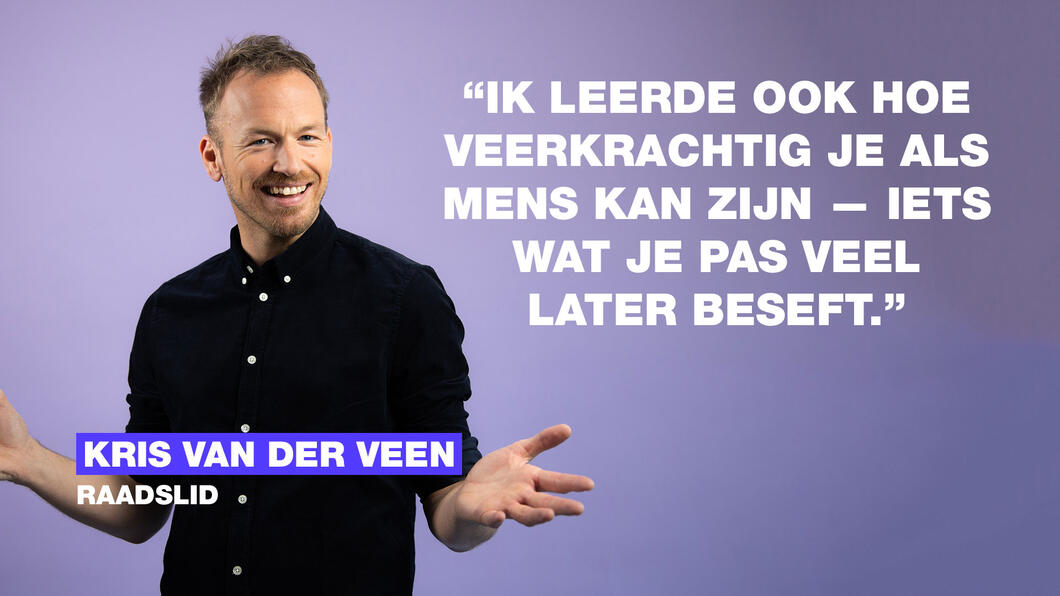 Foto van Kris van der Veen voor een paarse achtergrond met de quote: "Ik leerde ook hoe veerkrachtig je als mens kan zijn — iets wat je pas veel later beseft."