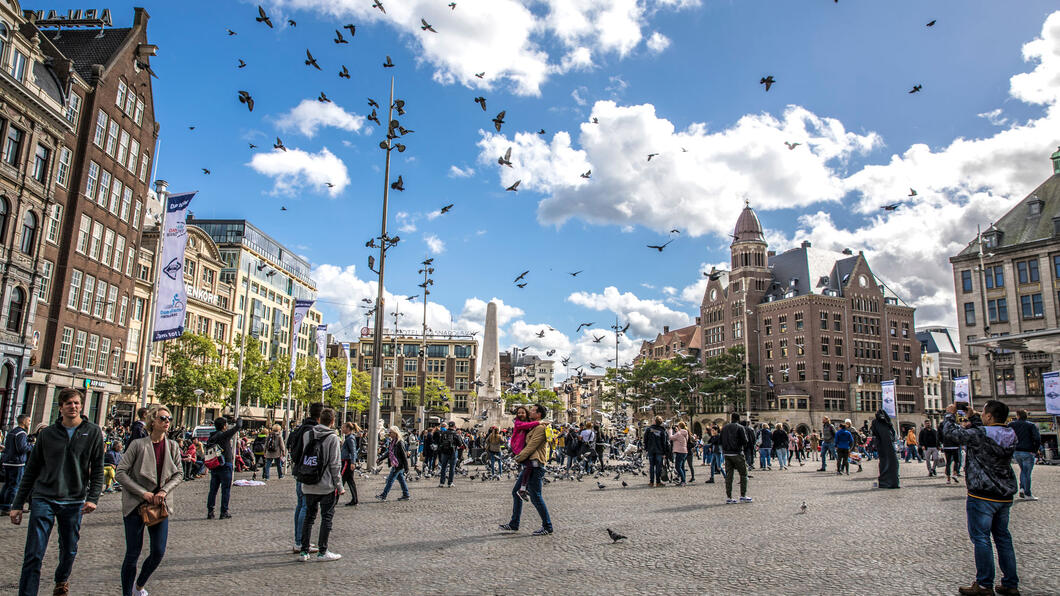 Foto van de Dam met vogels en mensen