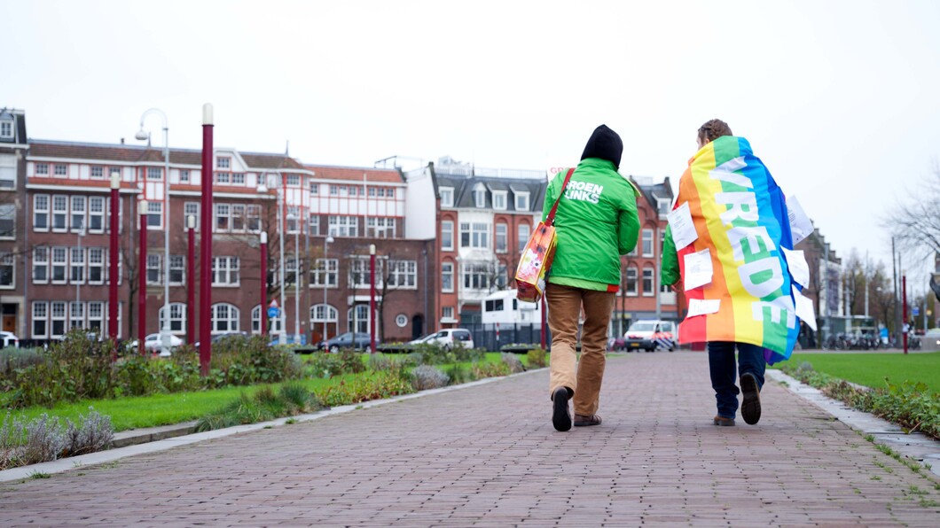 vrijwilliger pride regenbloog vlag organiser huis aan huis