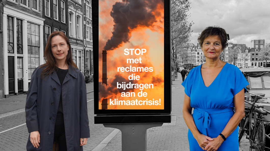 Jenneke en Anke staan naast een reclameposter 'stop met reclames die bijdragen aan de klimaatcrisis'