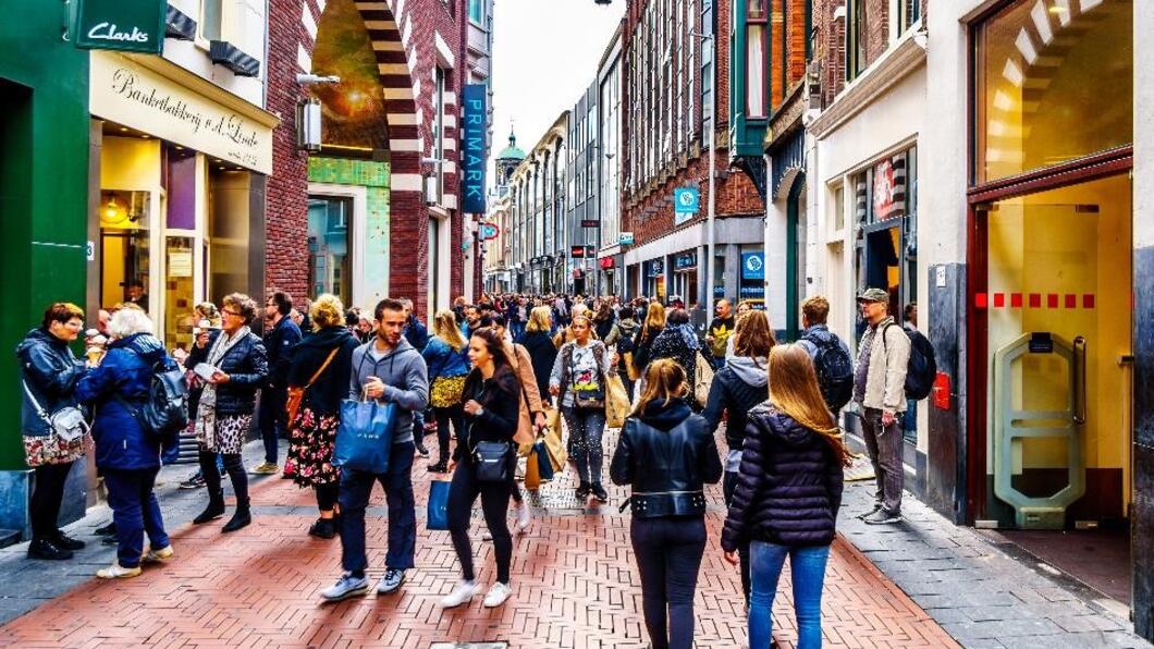 een drukke winkelstraat