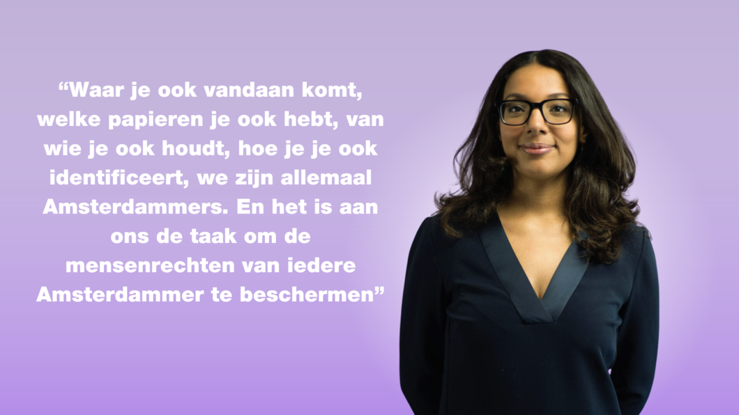 Imane kijkt in de camera met een paarse achtergrond