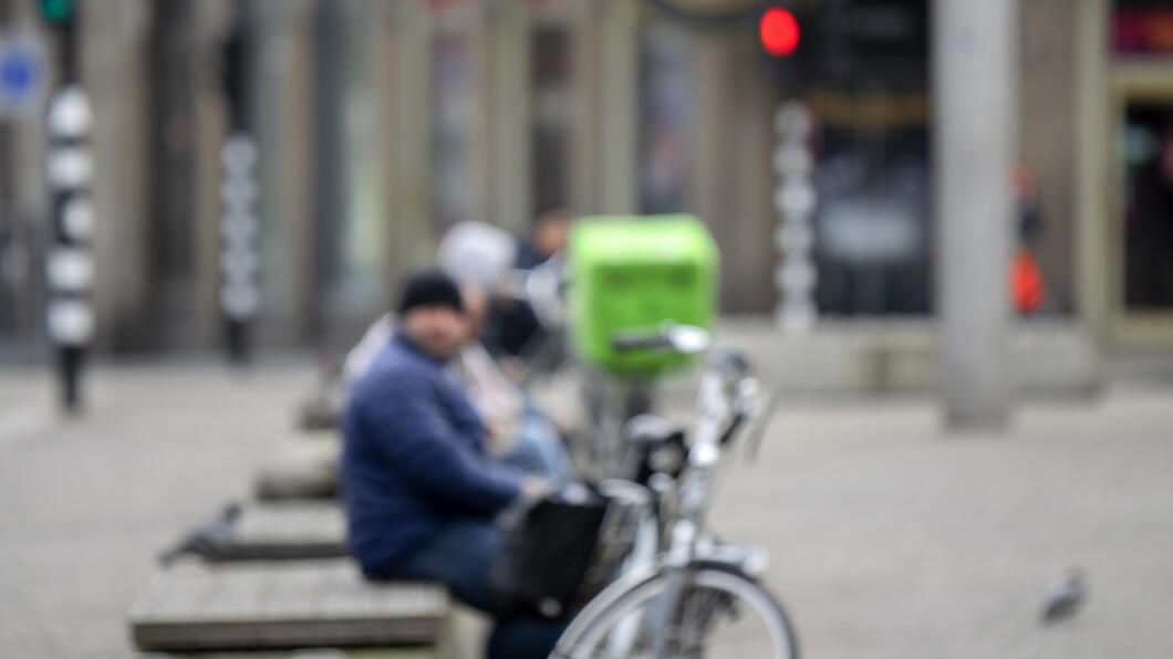 een wazige foto van een maaltijdbezorger