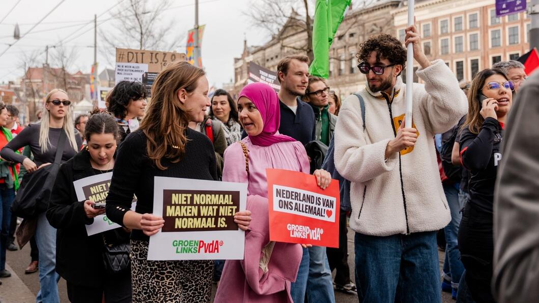 Zita Pels, Esmah Lahlah en Ayoub Taj lopen naast elkaar bij de demonstratie