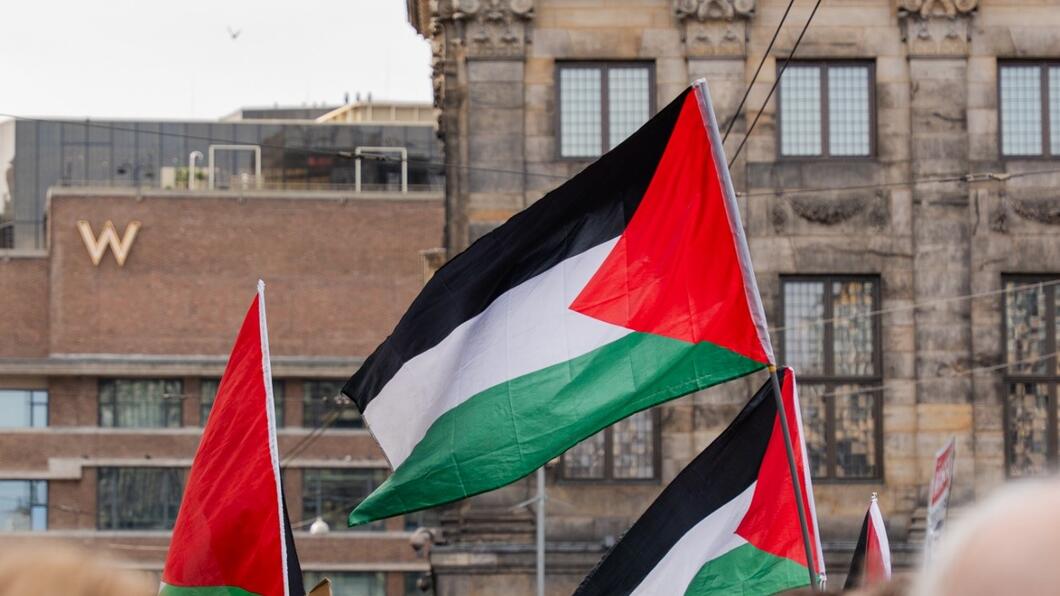 palestijnse vlag wapperend bij een demonstratie