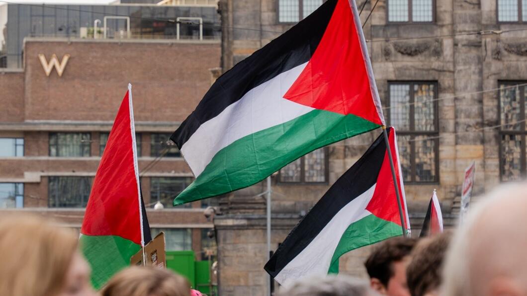 een palestijnse vlag tijdens een demonstratie