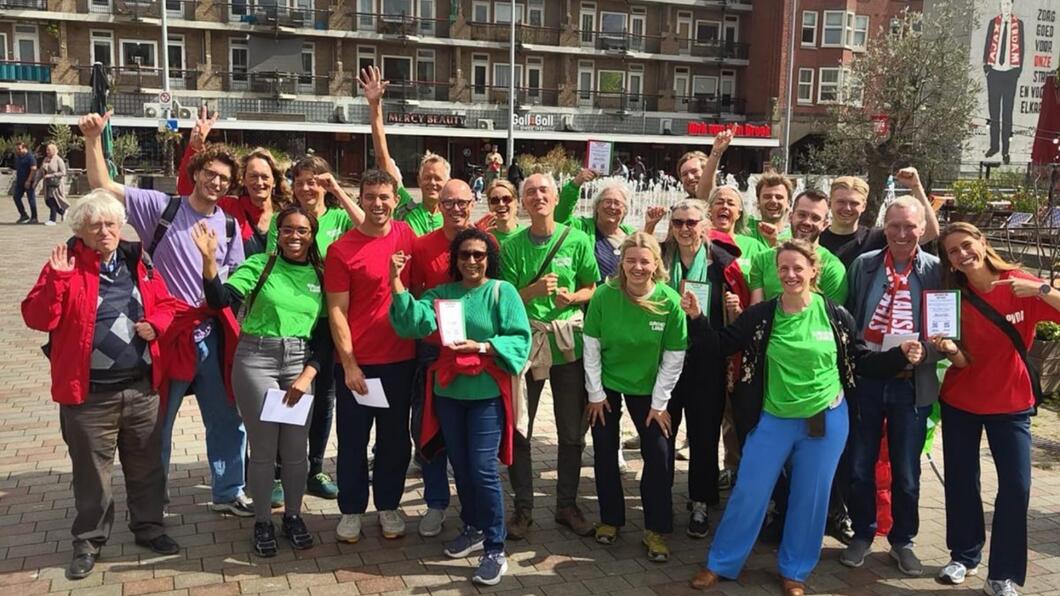 een groep mensen in rode en groene jasjes