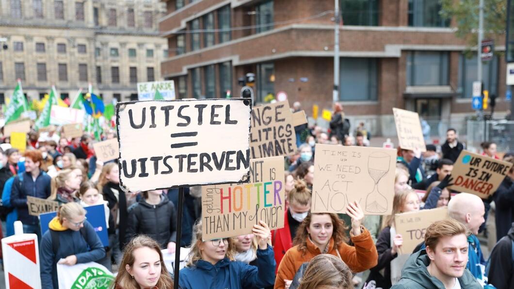 een foto van mensen met protestborden op de klimaatmars