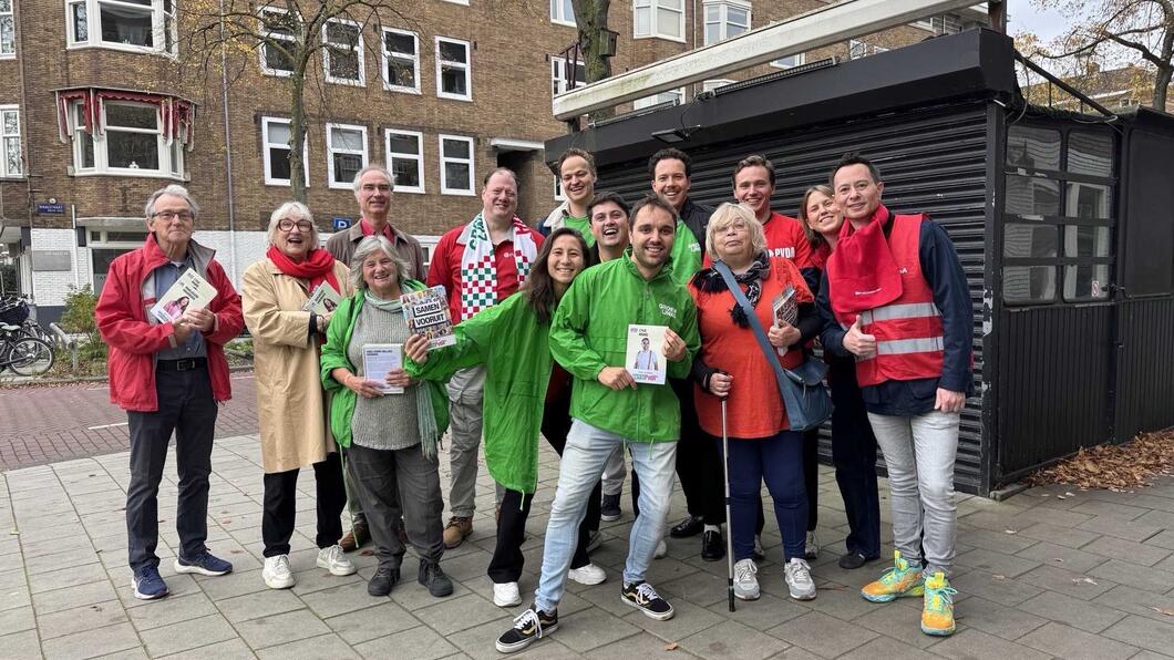 een groep mensen in rode en groene jasjes