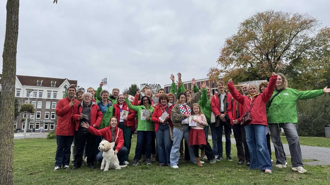 groepsfoto in rode en groene jasjes