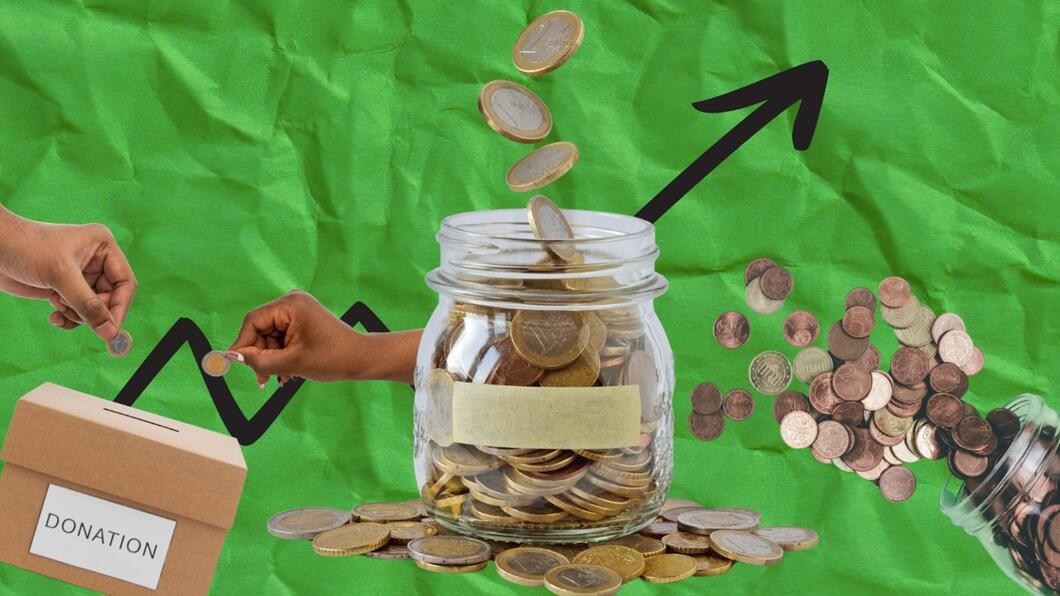 een pot met muntjes voor een groene achtergrond