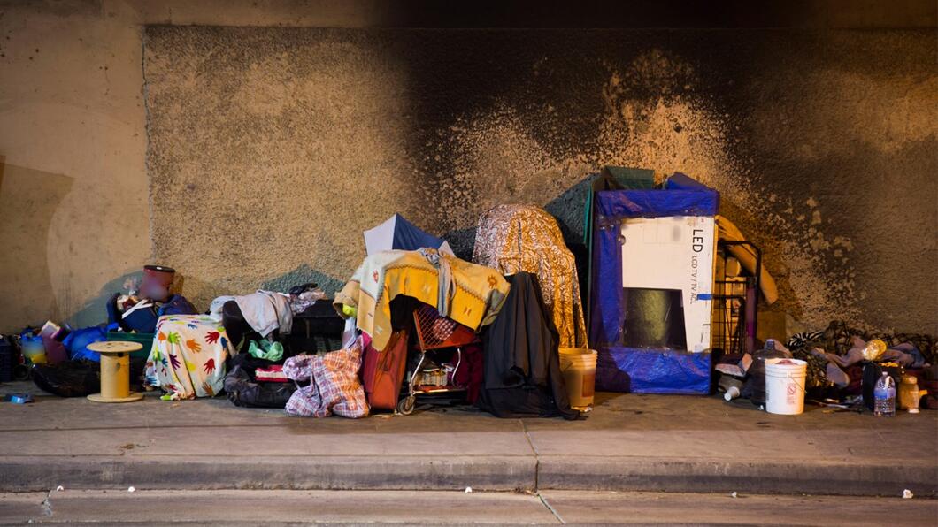 een heleboel spullen onder een brug