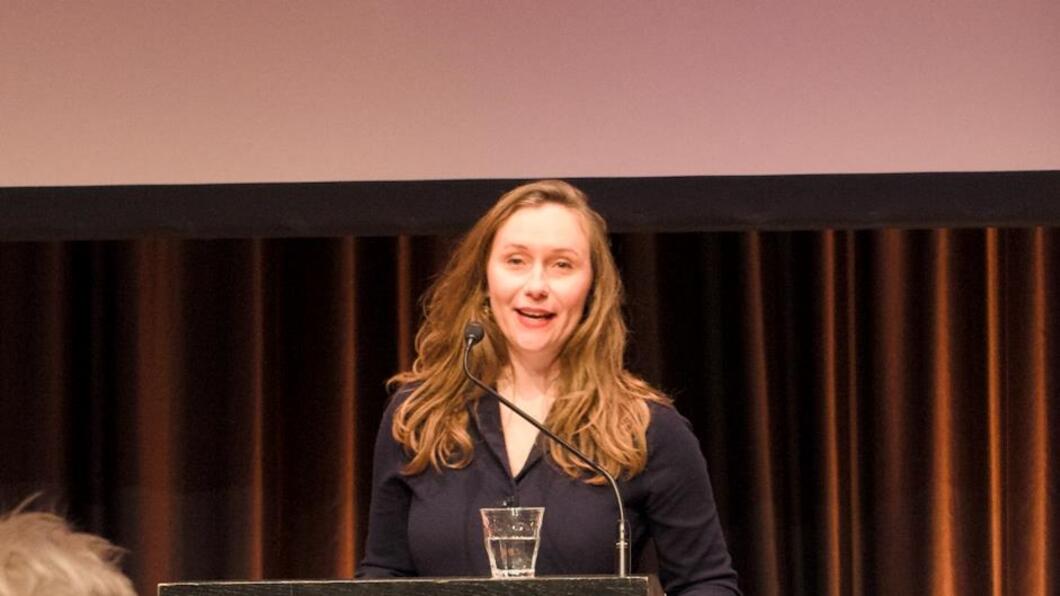 zita staat op een podium