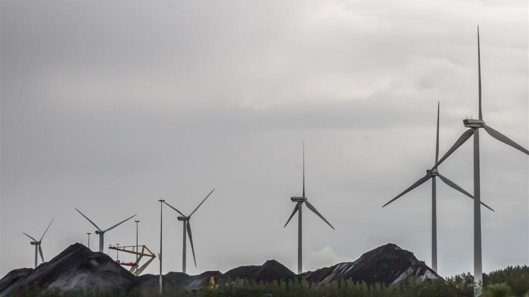 Windmolens en kolenhopen in de haven van Amsterdam