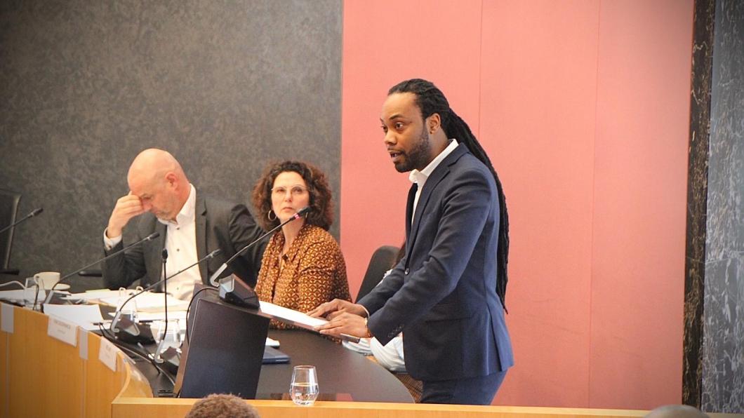 GroenLinks-raadslid Simion Blom spreekt tijdens de vergadering van de Amsterdamse gemeenteraad