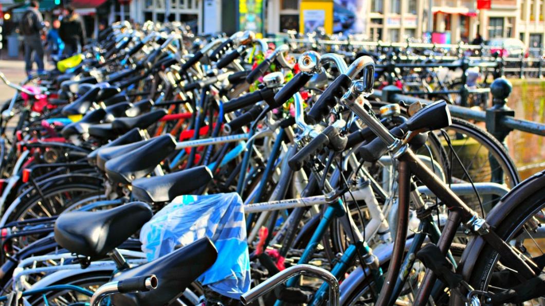 ruimte voor voetganger en fietser - fiets in Amsterdam.jpg