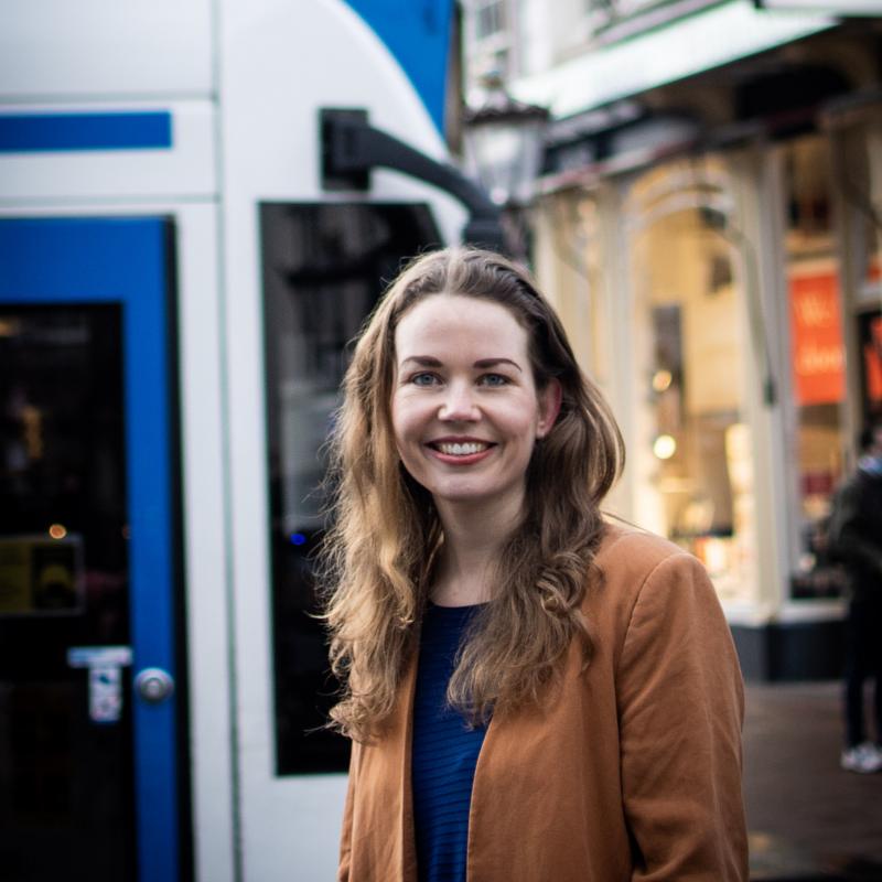 Elisabeth IJmker voor tram