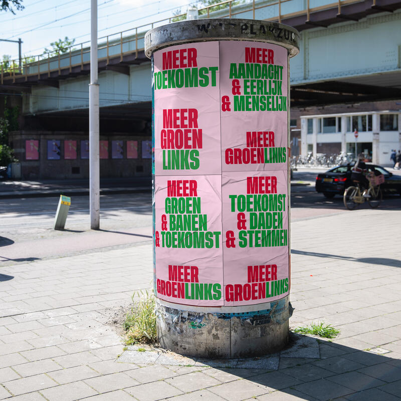 Een plakpaal met GroenLinks-posters erop