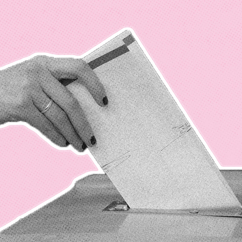 Illustratie met een roze achtergrond, met op de voorgrond een hand met een stembiljet dat in een kliko wordt geduwd