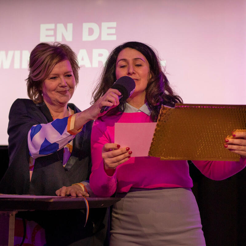 Foto van Mathilde Santing en Touria Meliani tijdens de bekendmaking van het Roze Lieverdje 2020