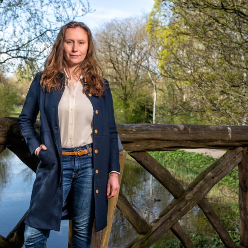 Zita Pels staat op een brug in een park