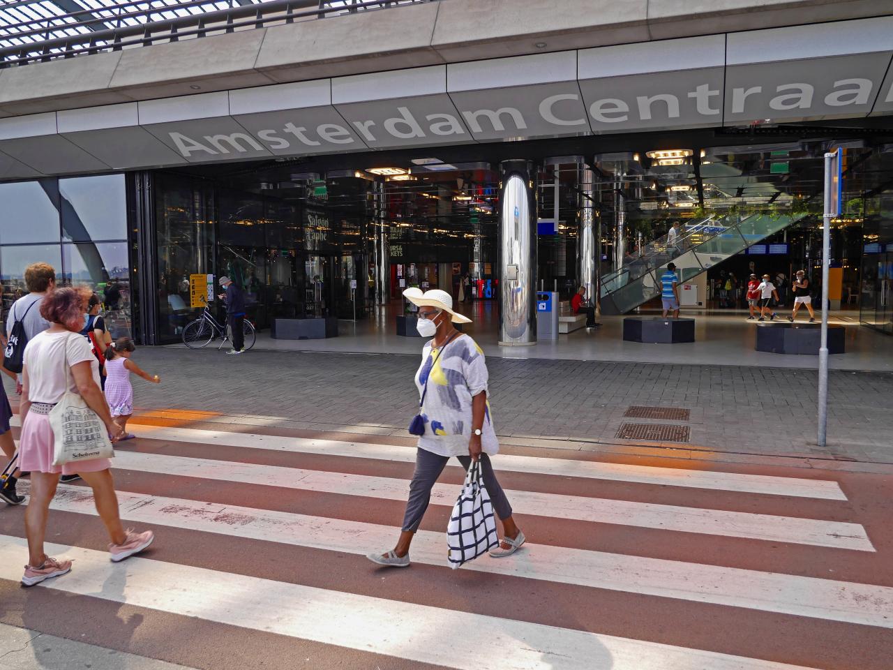 Mevrouw met mondkapje bij Centraal Station