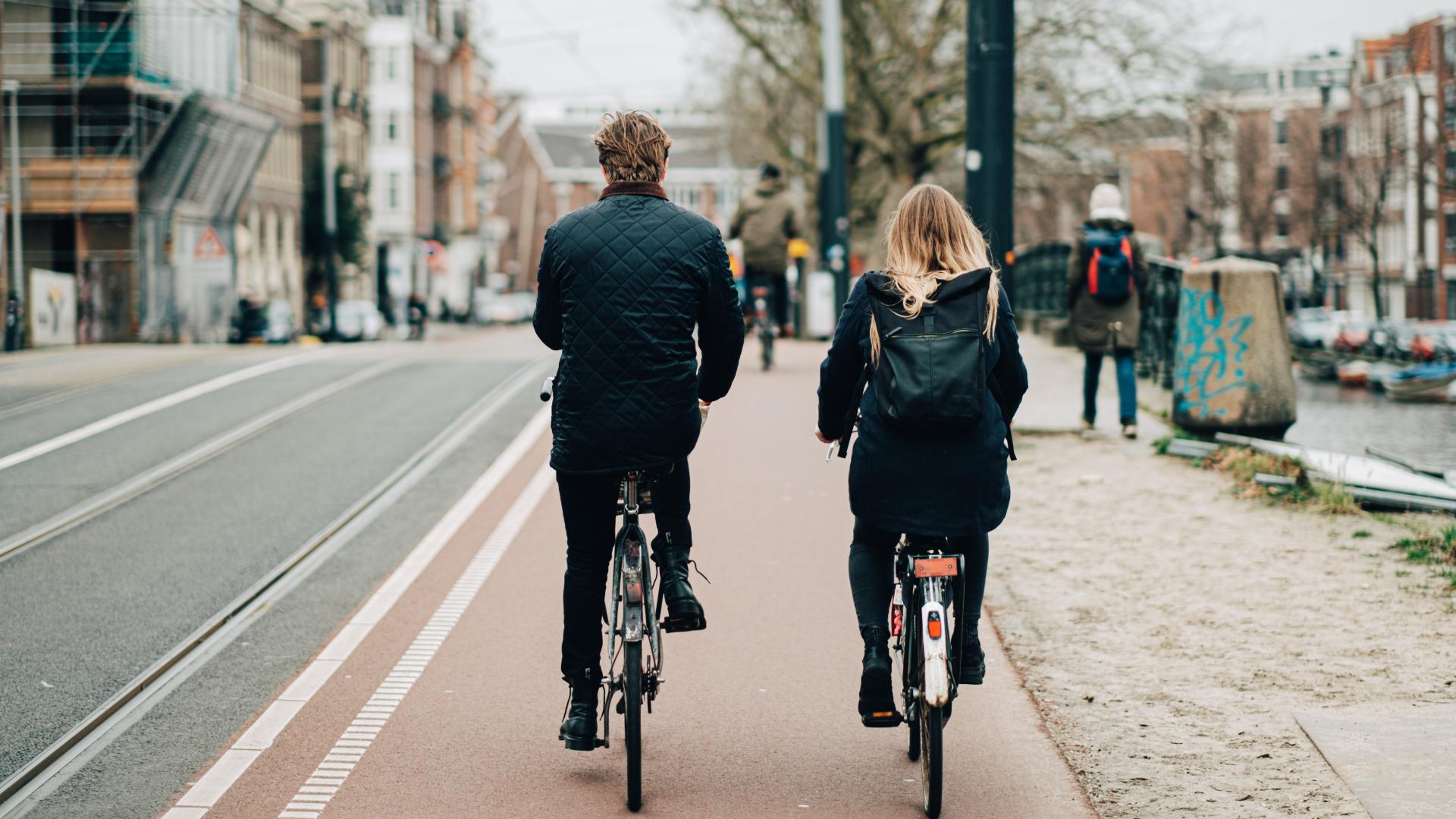 fietsende mensen in amsterdam