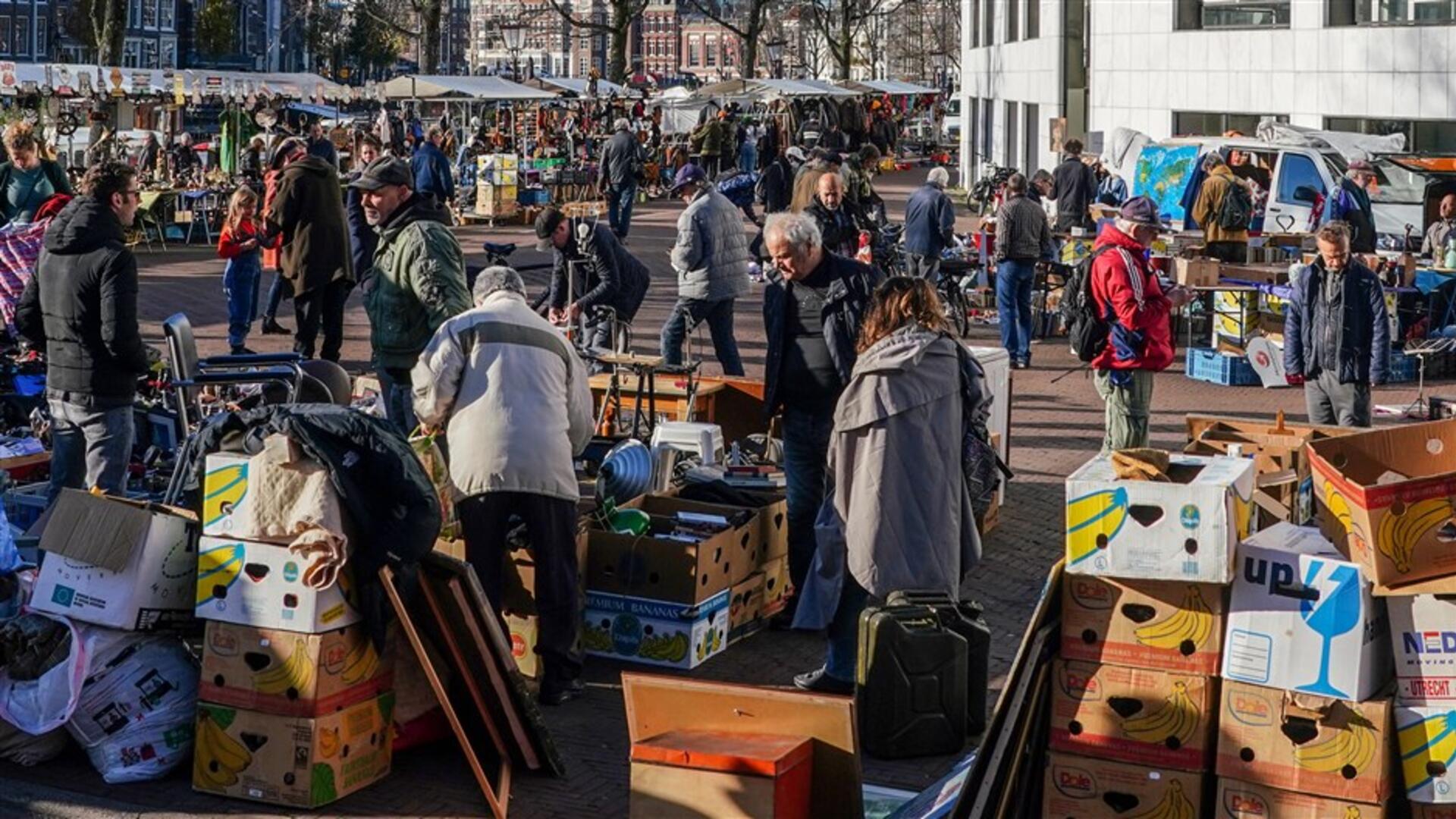 Mensen lopen over een markt.