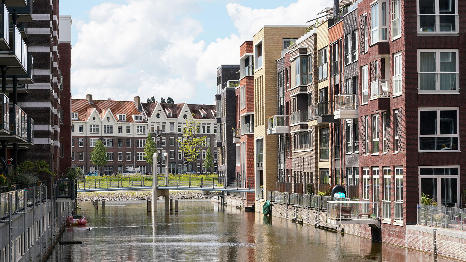 Een nieuw aangelegde gracht in de Houthavens