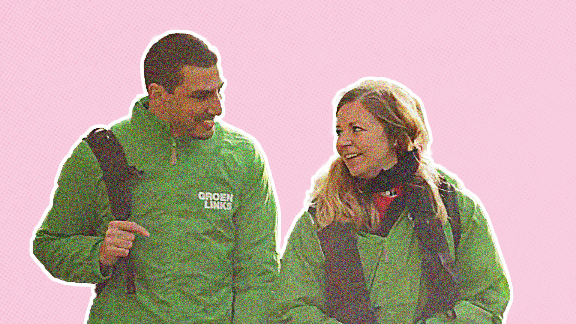 Een uitgeknipte foto van twee pratende vrijwilligers in een groen jasje op een roze achtergrond