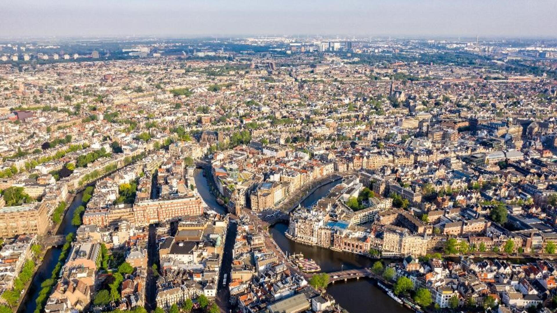 een luchtfoto van Amsterdam