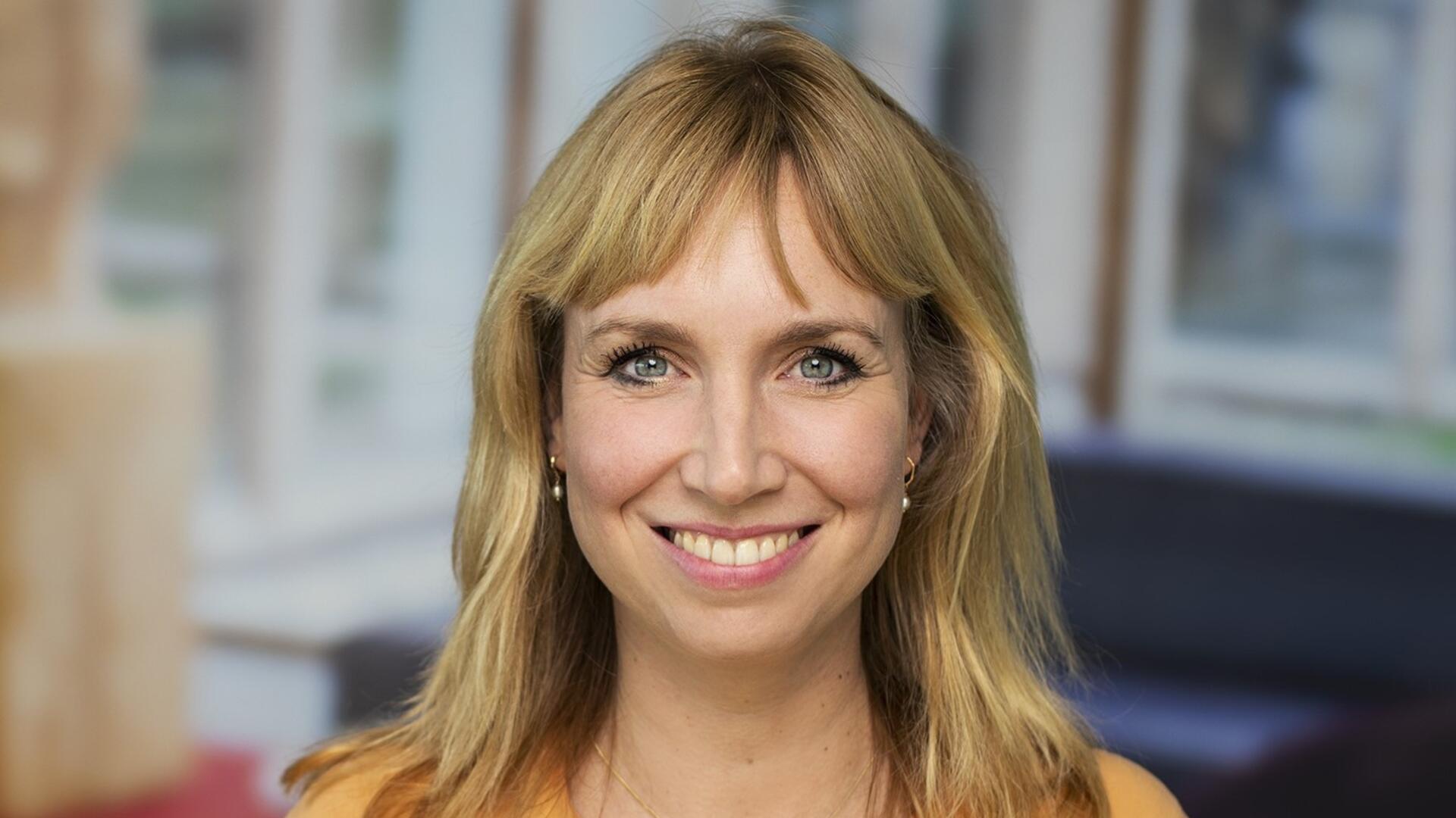 liesbeth kijkt lachend in de camera