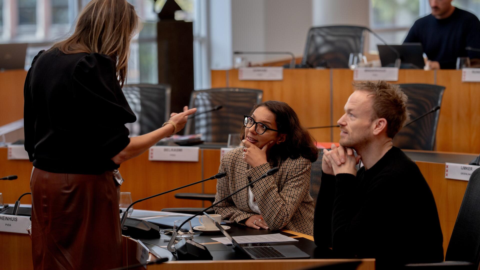 Imane en Kris in de raadzaal