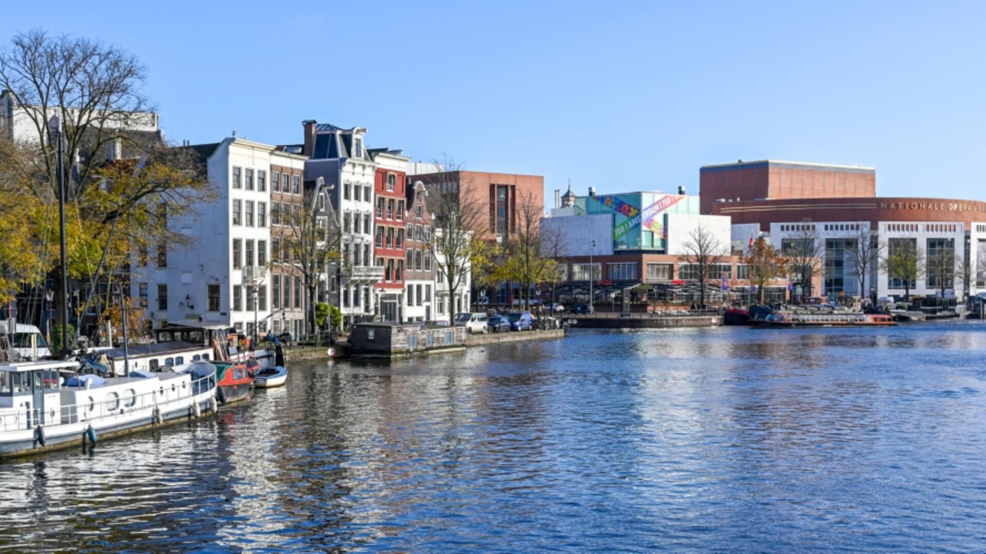 de Amstel met zicht op de Stopera