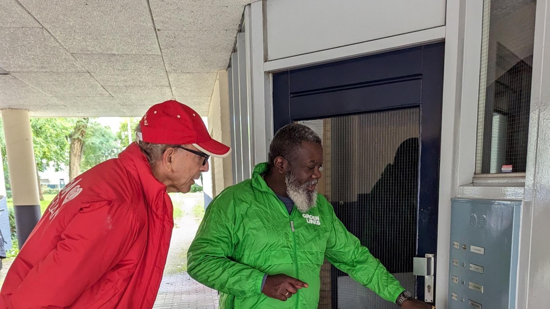 iemand in een rood en groen jasje bellen aan