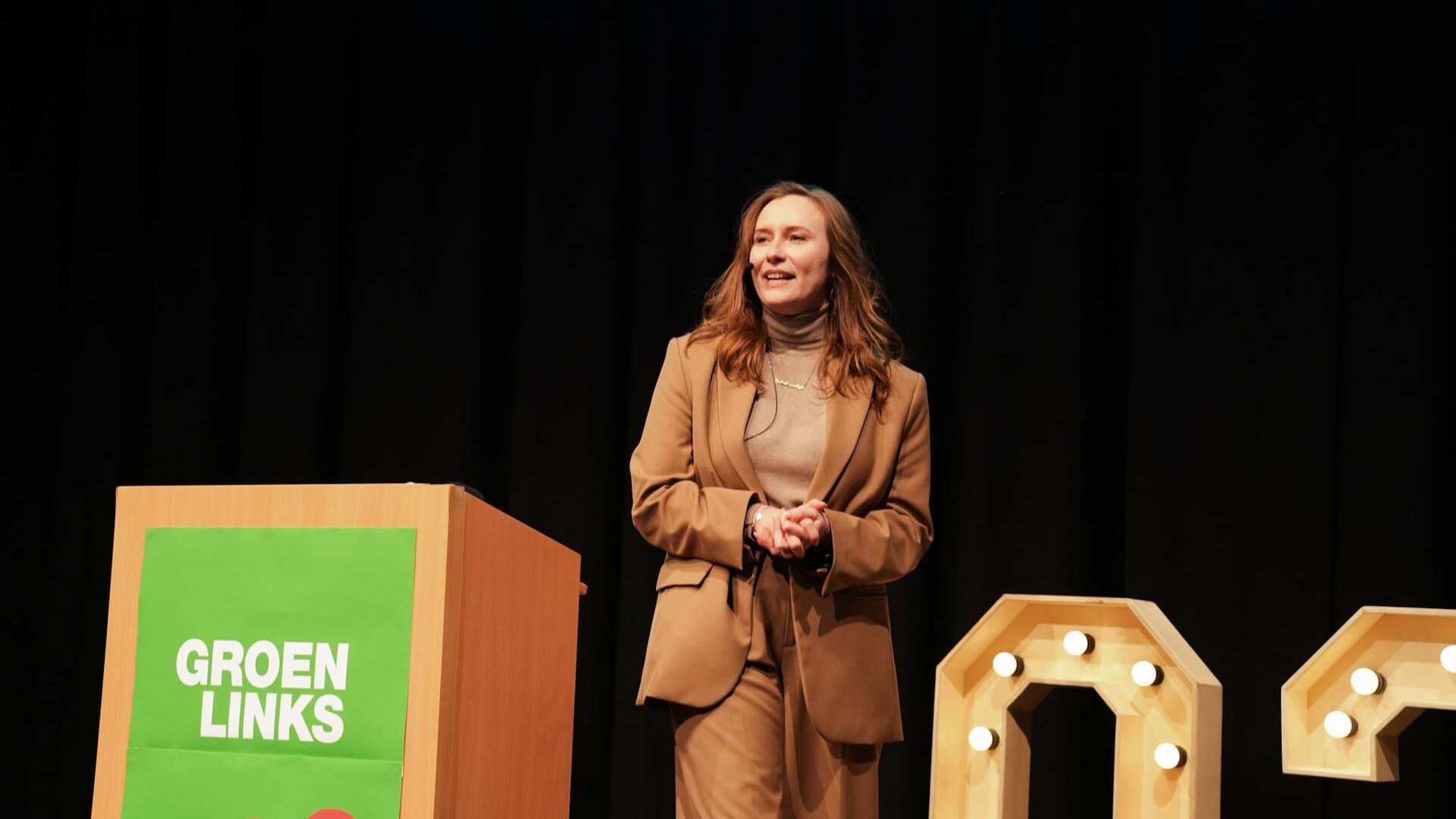 zita Pels staat op een podium 