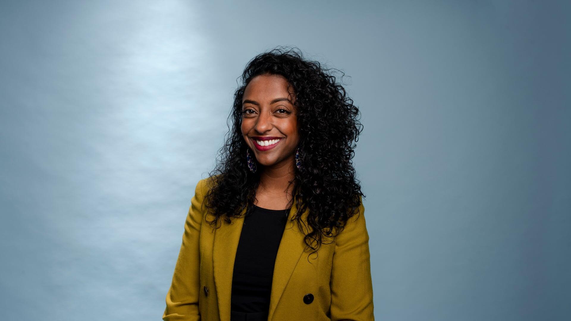 Milka kijkt lachend de camera in