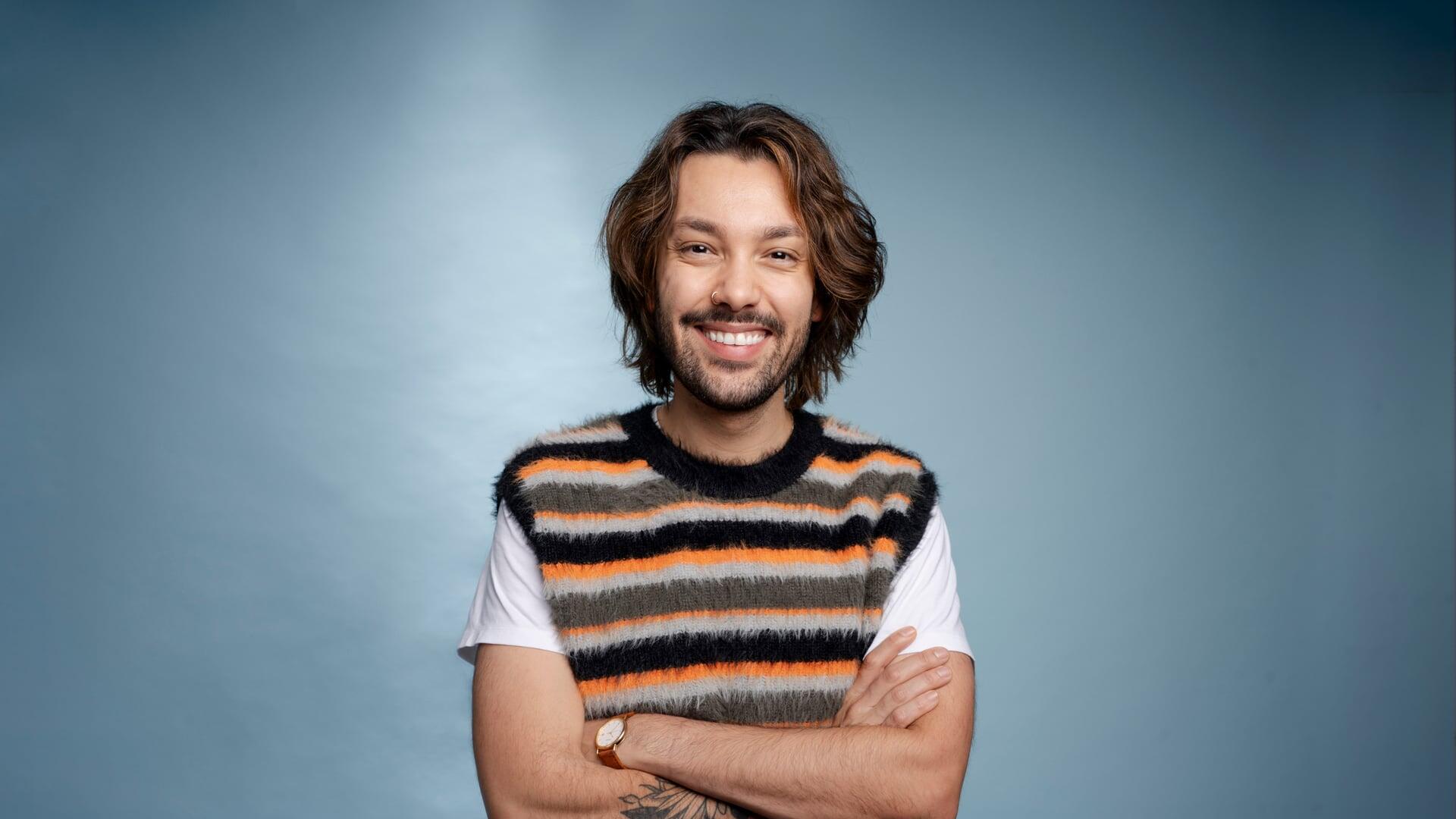 Gregory kijkt lachend de camera in