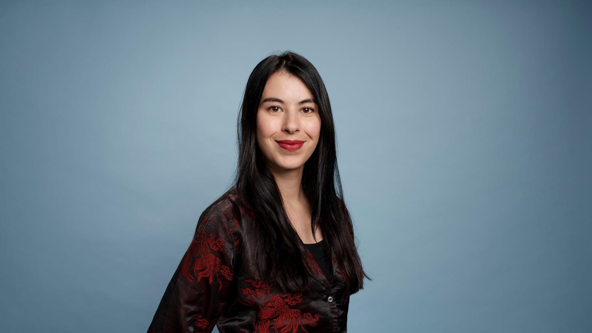 Yasmine kijkt glimlachend in de camera