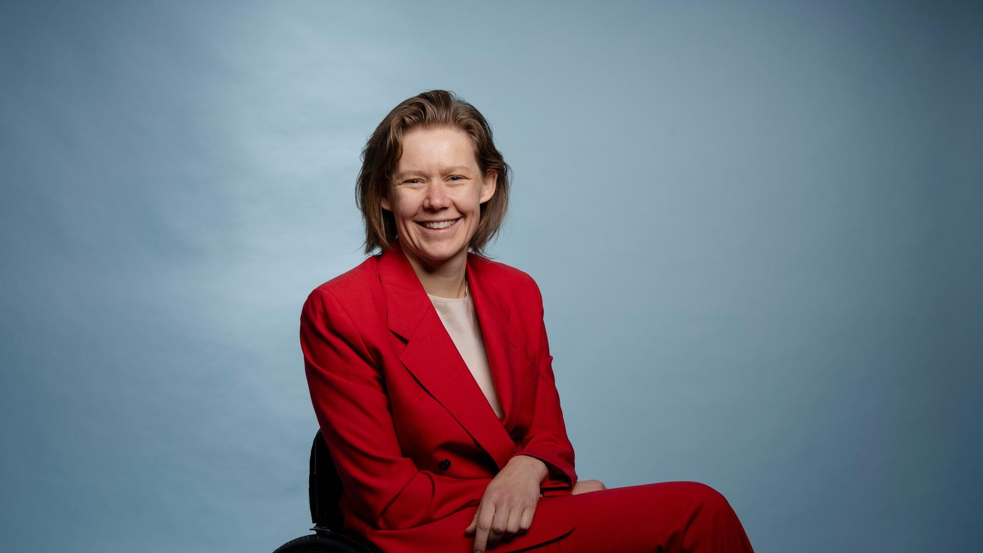 Ernestine kijkt glimlachende de camera in