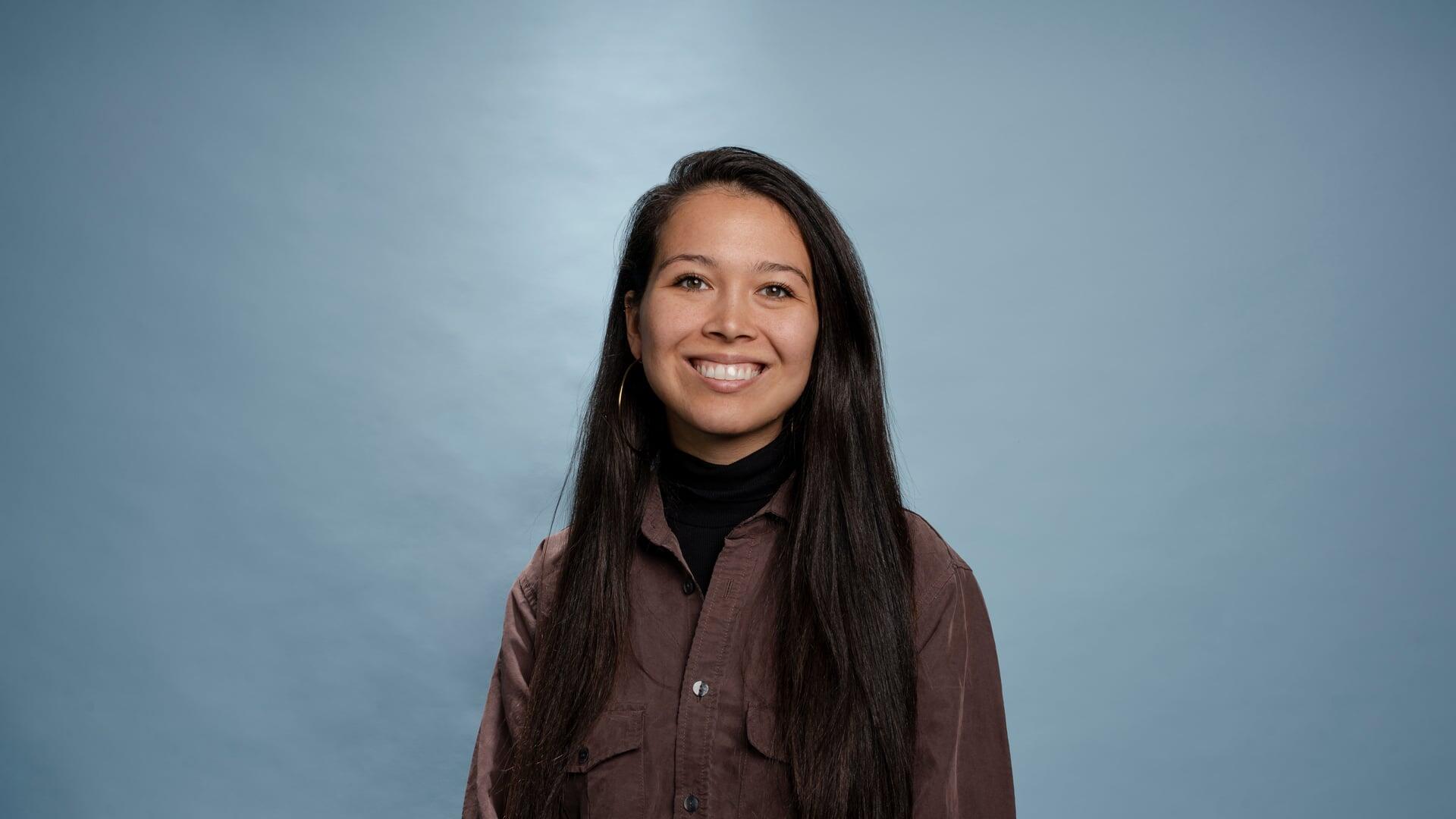 Sabine kijkt glimlachend de camera in