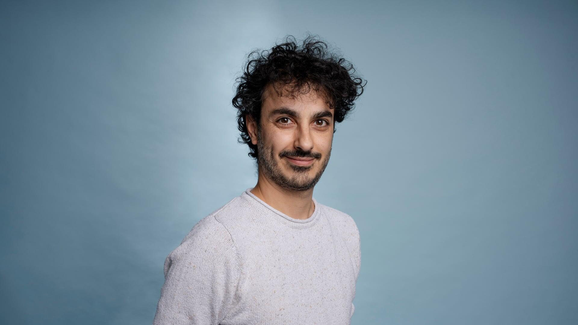 Ufuk kijkt glimlachend de camera in