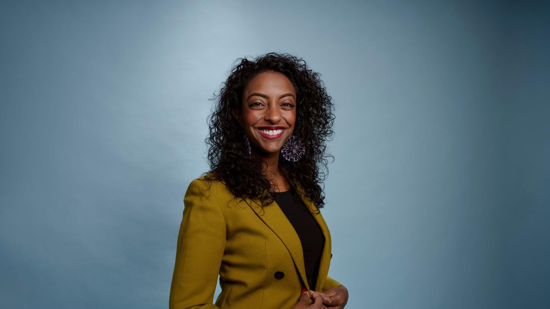 Milka kijkt lachend de camera in