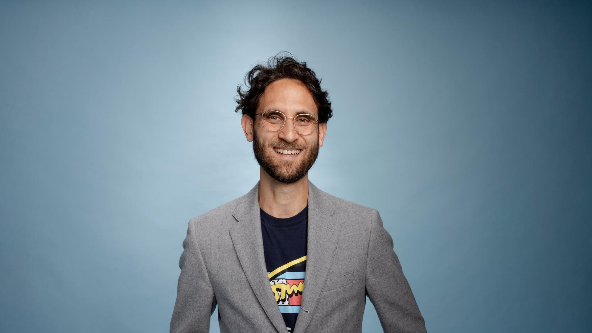 Misja kijkt lachend de camera in