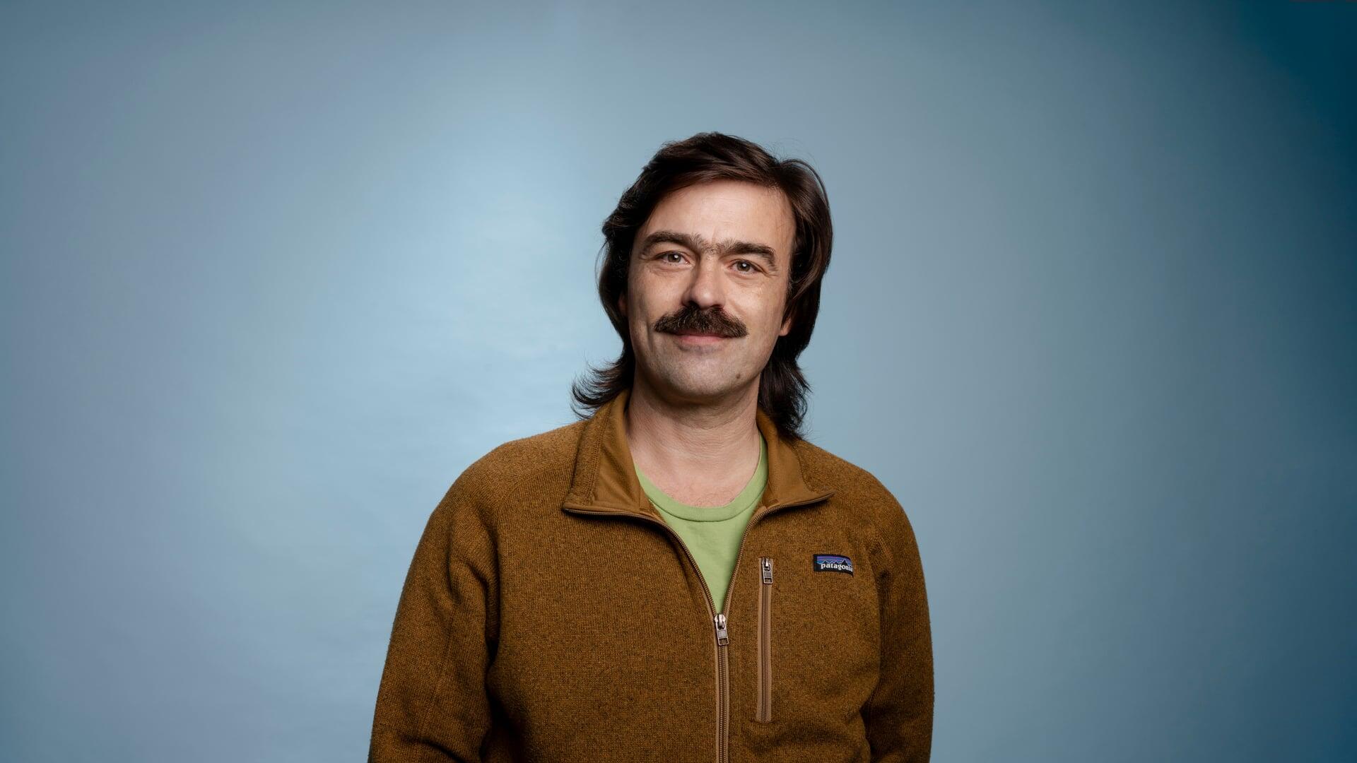 Laurens kijkt glimlachend de camera in