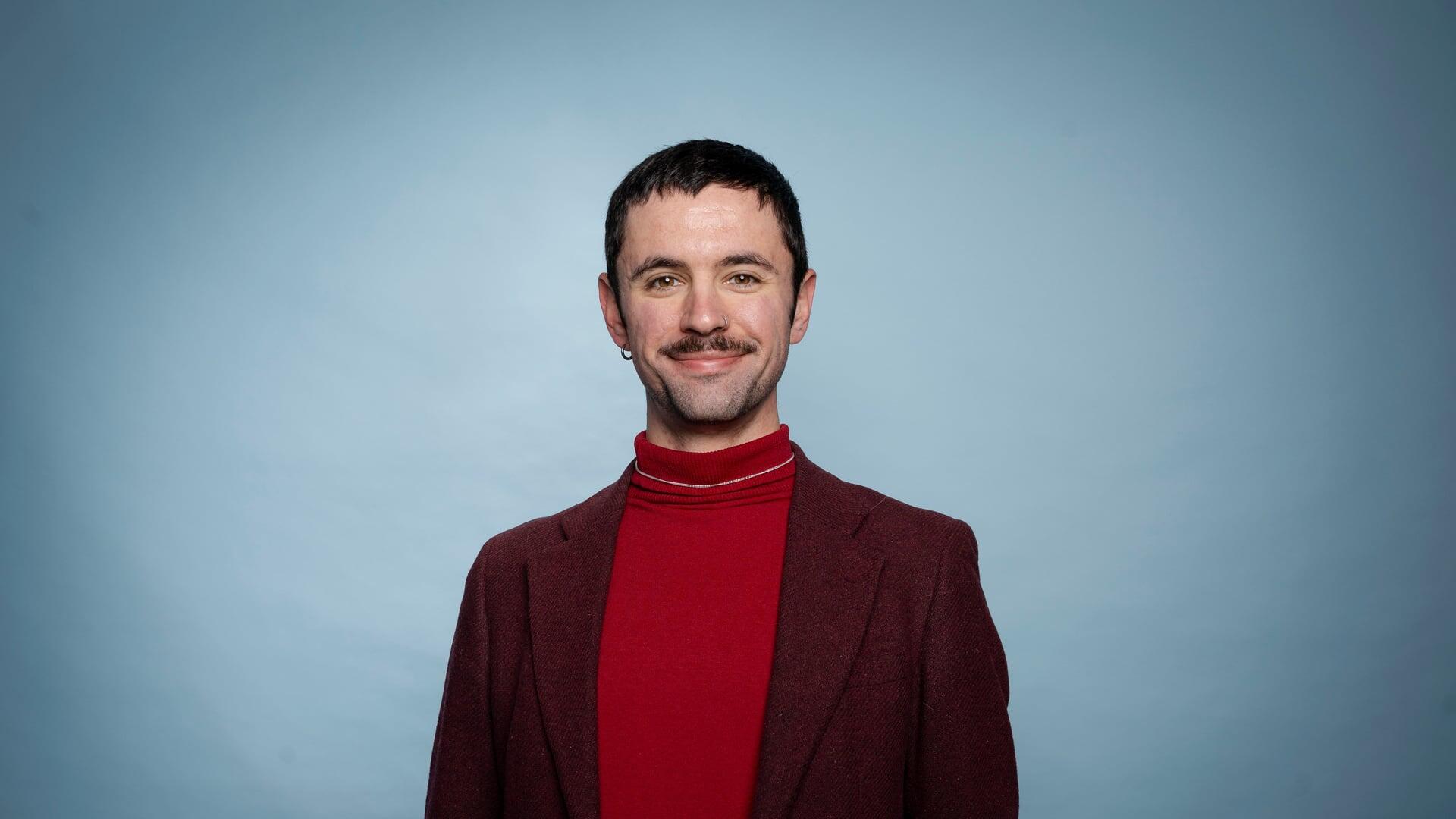 Sydney kijkt glimlachend de camera in