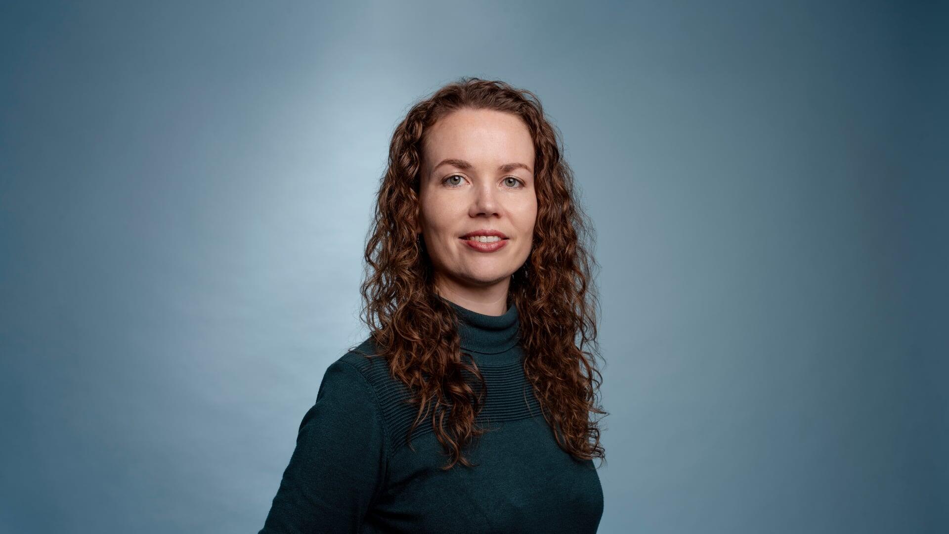 Elisabeth kijkt recht de camera in met hand in haar zij