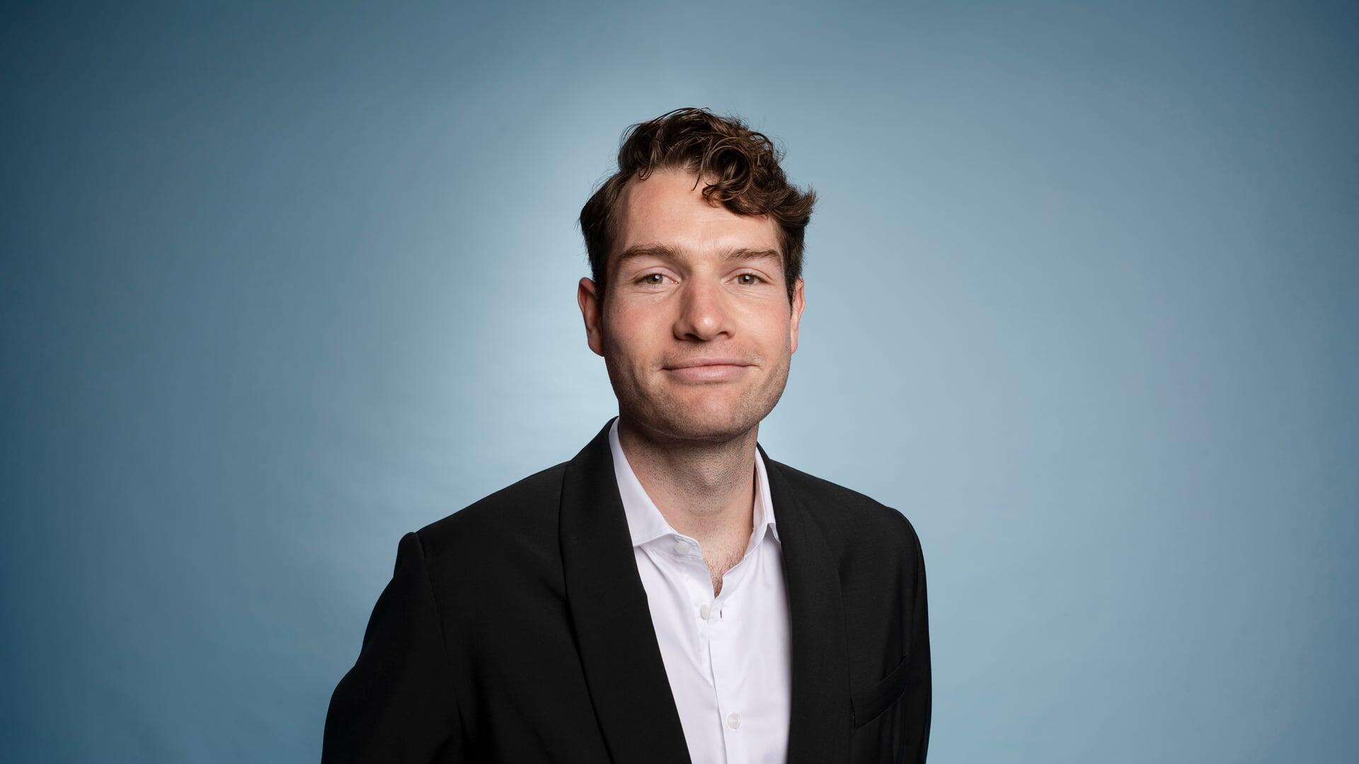 Leander kijkt glimlachend de camera in